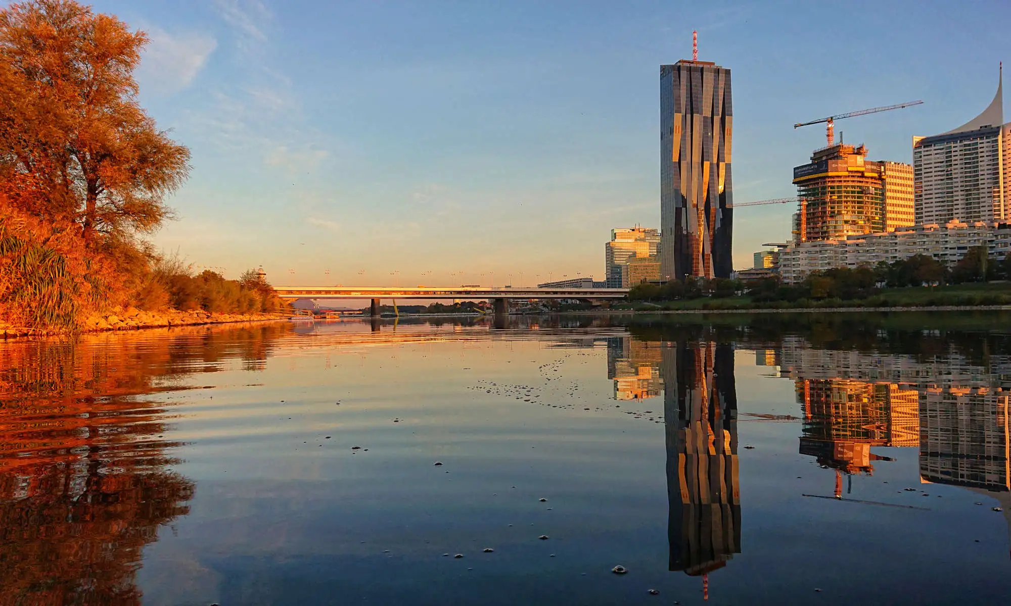 Wiener Donaucity mit neuer Donau in der Morgensonne
