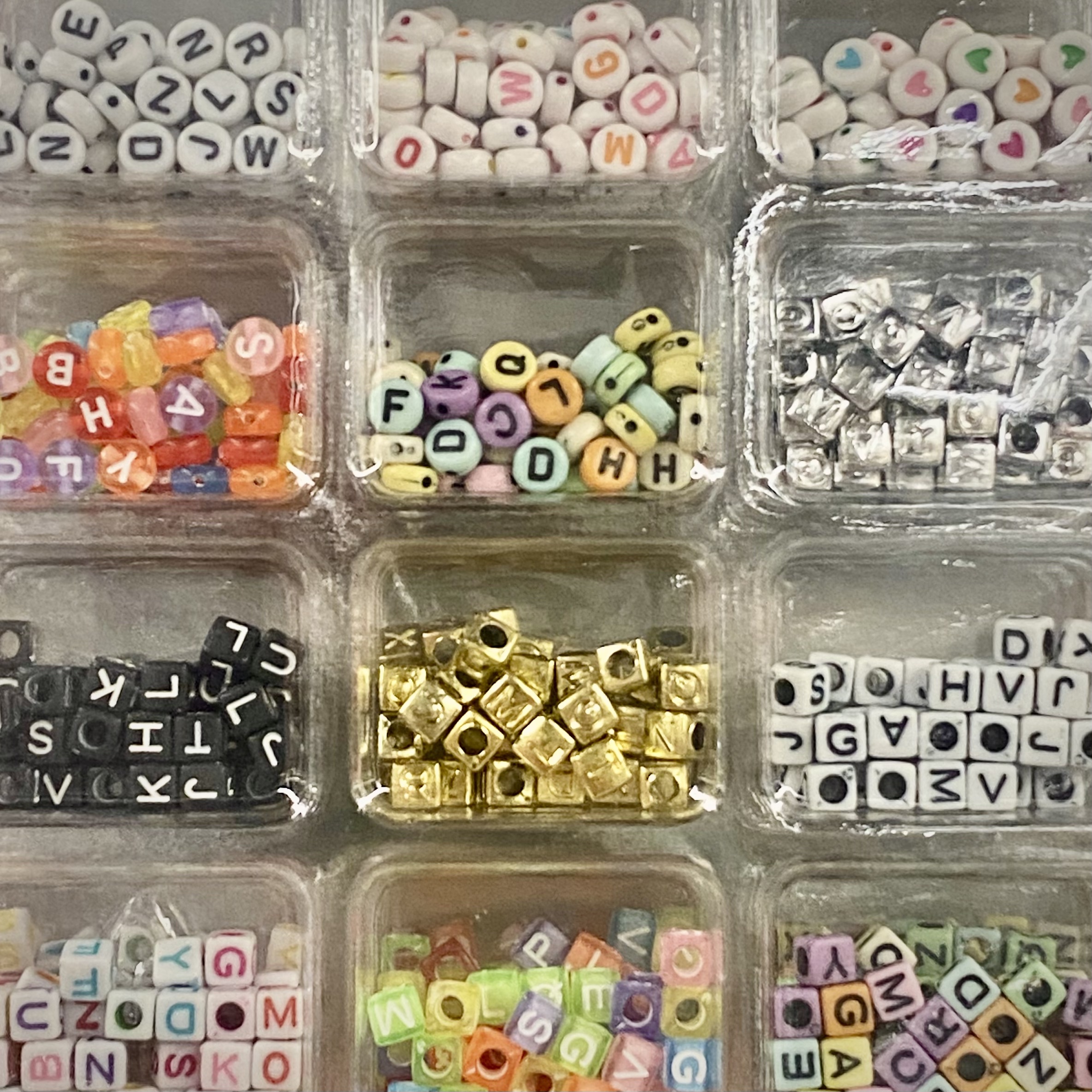 Eine Multipack-Verpackung, die kleine Bastel-Steinchen mit Buchstaben zeigt
