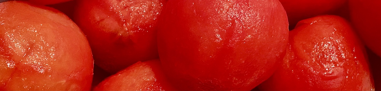 Blanchierte Paradeiser in Nahaufnahme - rotes Superfood