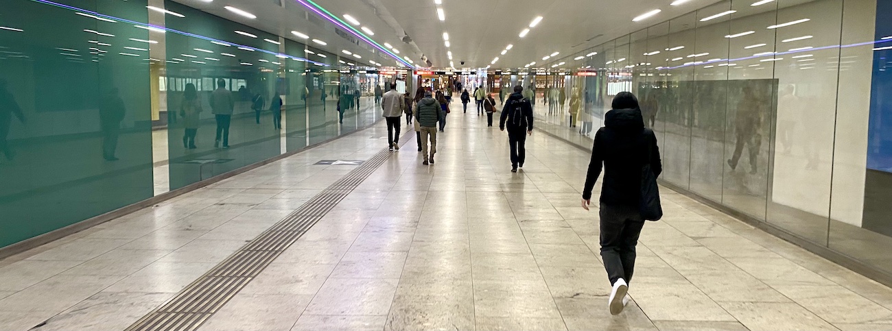 Menschen in der Wiener Opernpassage