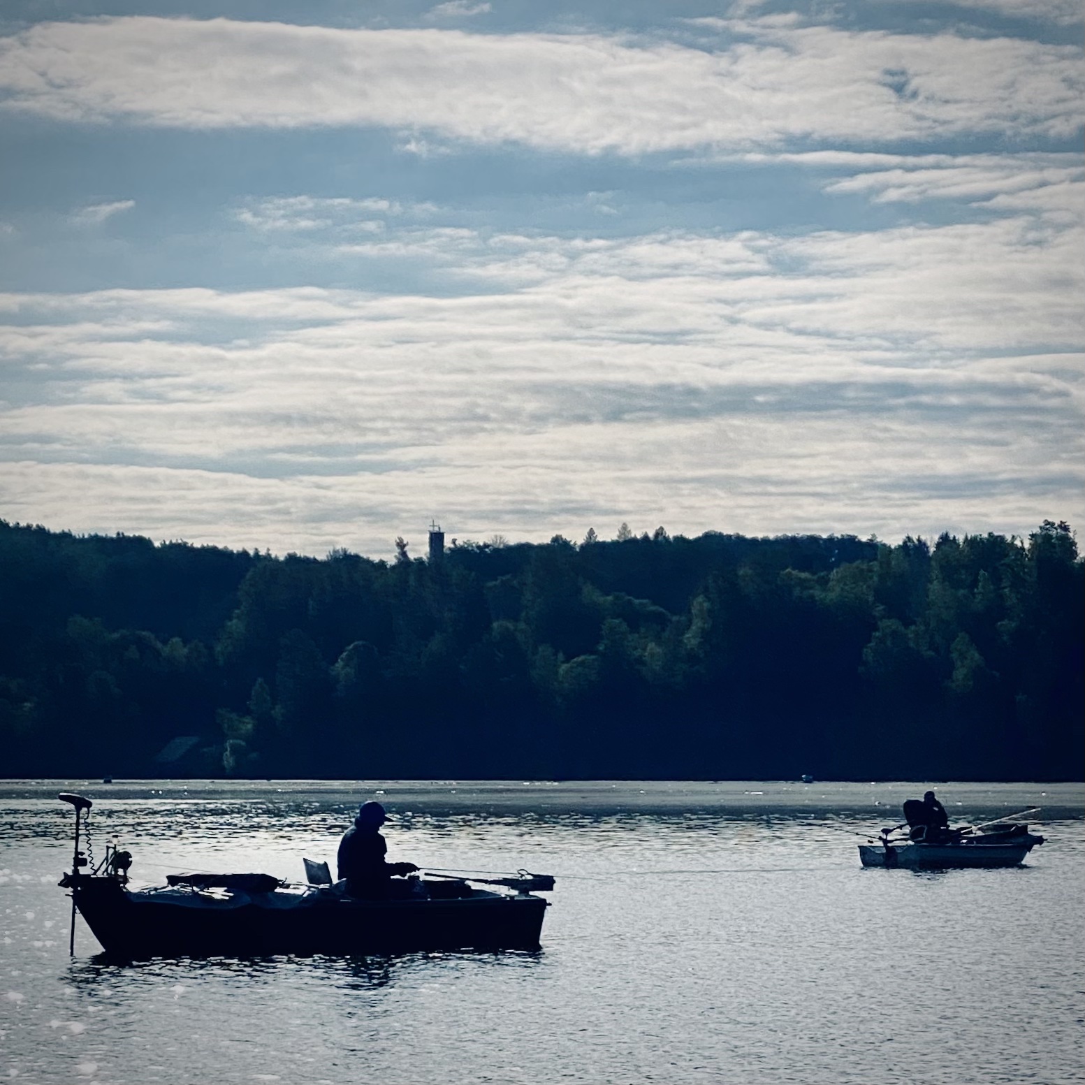 Zwei Fischerboote auf einem See in der Morgendämmerung
