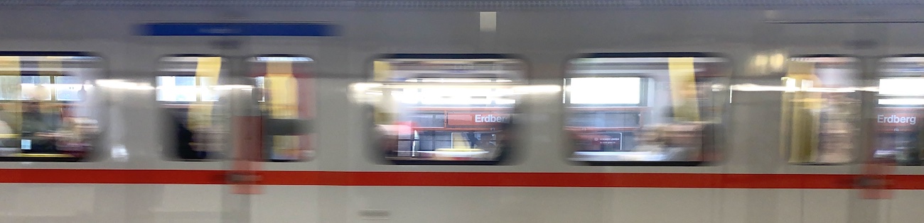 Eine Wiener U-Bahn fährt verwischt vorbei