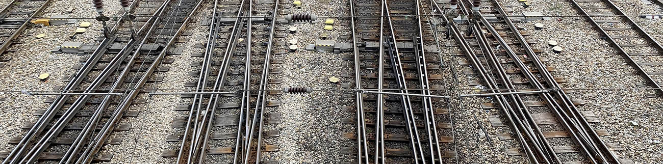 Einige parallel verlaufende Eisenbahngleise