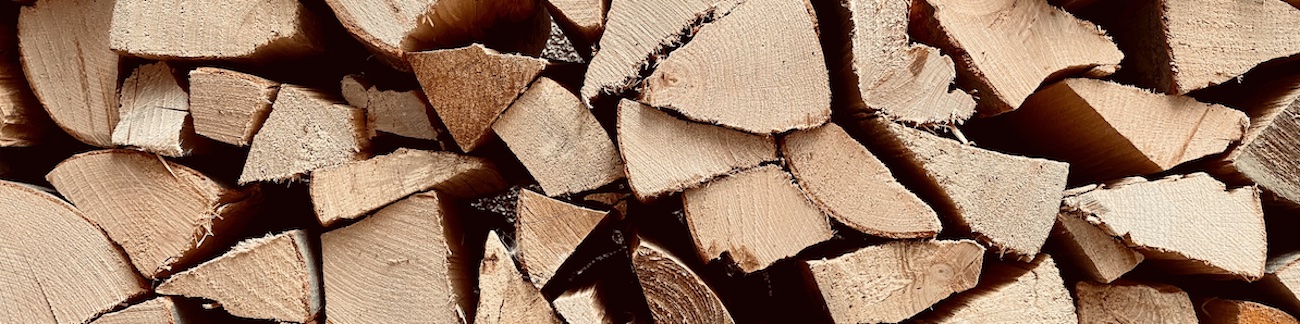 Brennholzscheite von der Seite gesehen und aufgeschlichtet