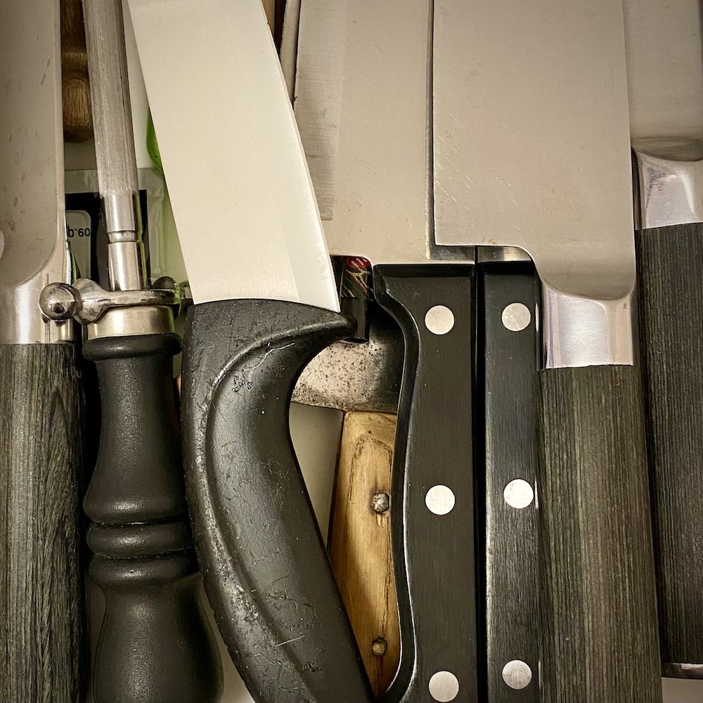 Detailaufnahme von einigen Küchenmessern nebeneinander