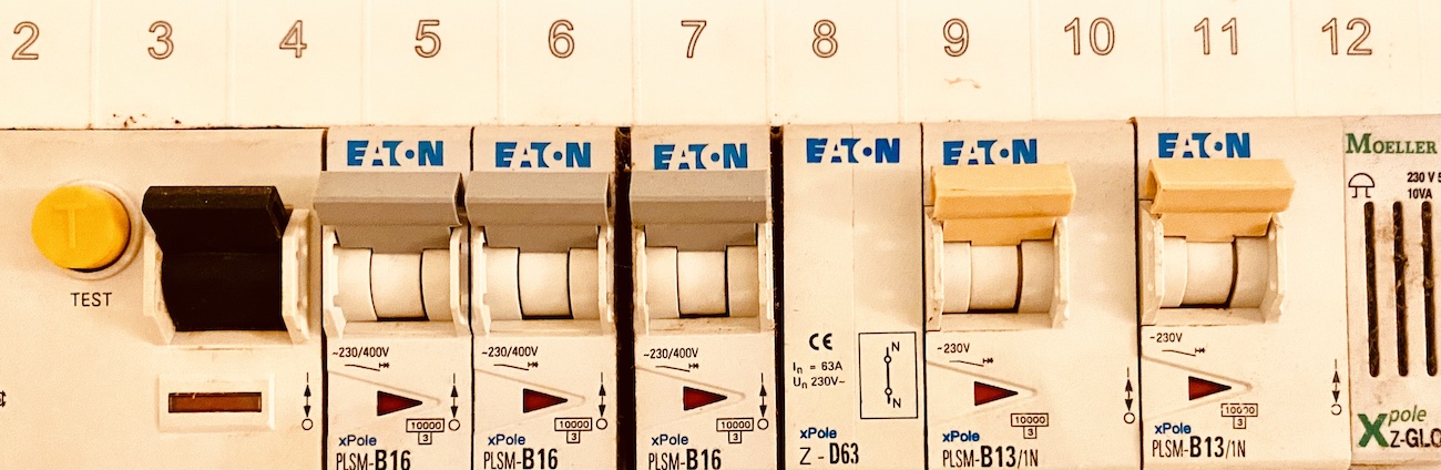 Eine Reihe von FI-Schutzschaltern