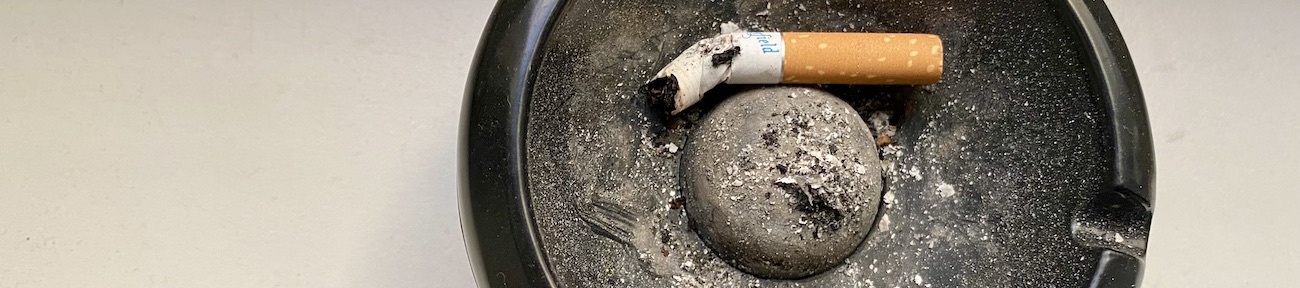 Ausgedämpfte Zigarette in einem Aschenbecher