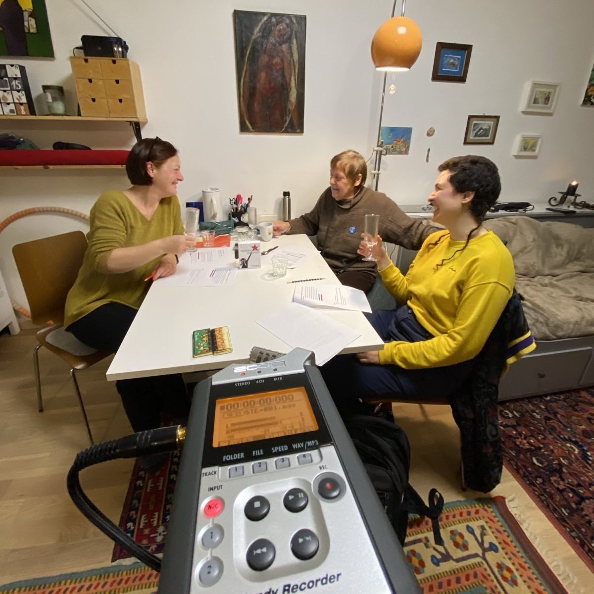 Eva, Erna und Christina sitzen am Tisch, im Vordergrund ein Aufnahmegerät