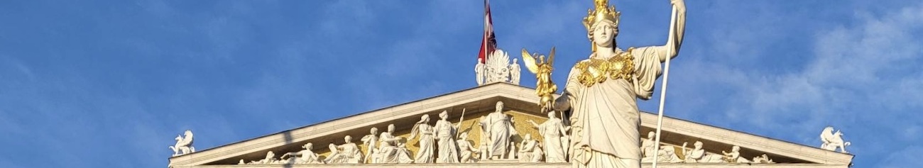 Dachfirst des Wiener Parlaments, davor die Pallas Athene