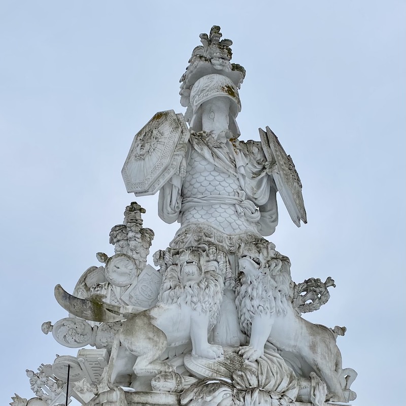 Steinerne Statuettengruppe mit Löwen, Waffen und Rüstung an der Wiener Gloriette