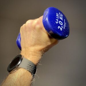 Eine Faust streckt eine Zwei-Kilo-Hantel in die Höhe