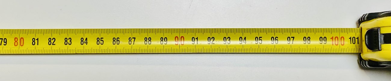 Ein Maßband zeigt den Bereich von 80 bis 100 cm