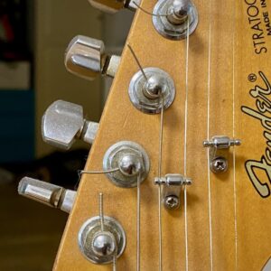 Kopf einer Fender Stratocaster, Ausschnitt mit Saiten und Wirbeln