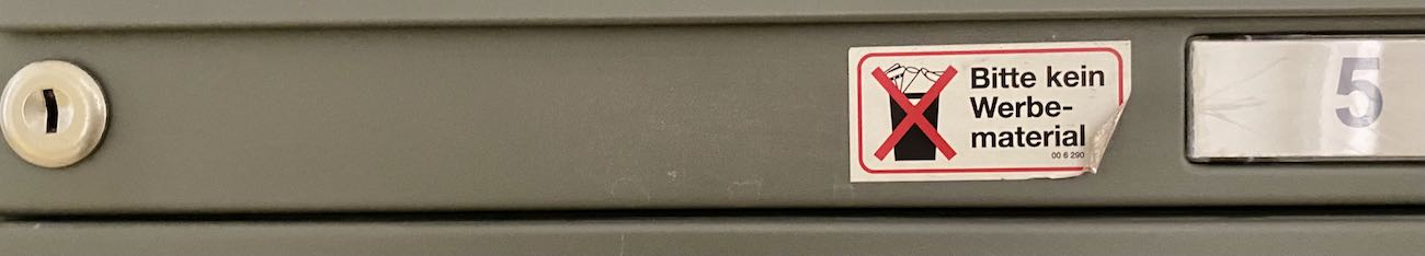 Ein Briefkasten mit einem Aufkleber "Bitte kein Werbematerial"