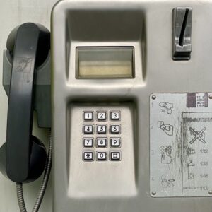 Ein Telefon in einer öffentlichen Telefonzelle