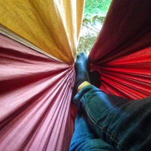 Bild aus einer Hängematte aus gesehen, mit Füßen im Anschnitt.