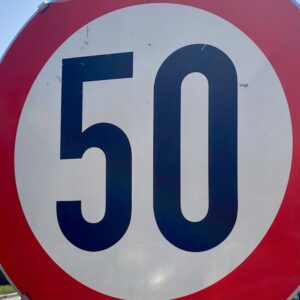 Ein Verkehrszeichen mit der Geschwindigkeitsbegrenzung 50 km/h