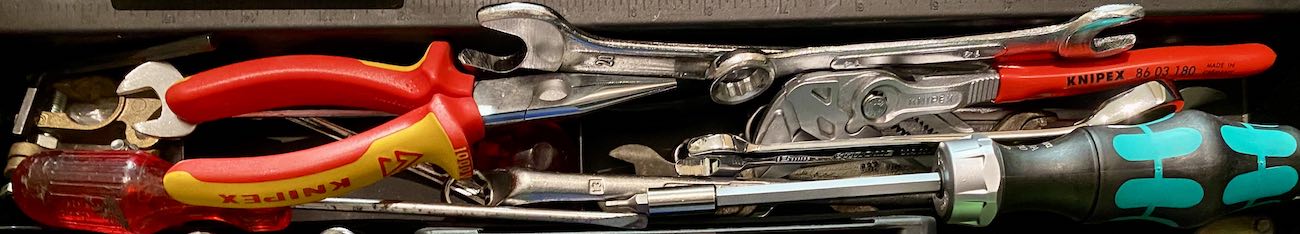 Ein Ausschnitt eines Werkzeugkasens mit Zangen und Schraubenziehern
