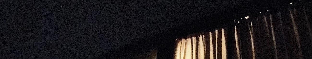 Von innen beleuchteter VW-Bus mit Sternenhimmel