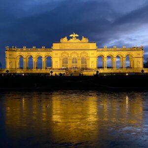 Die Wiener Gloriette abends mit Scheinwerferlicht bestrahlt