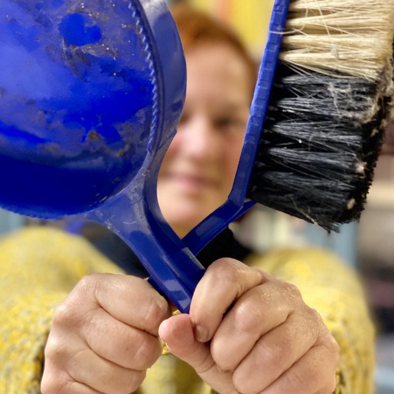 Red ma drüber, der feministische Podcast, eine Frau hält Putzschaufel und Besen in der Hand