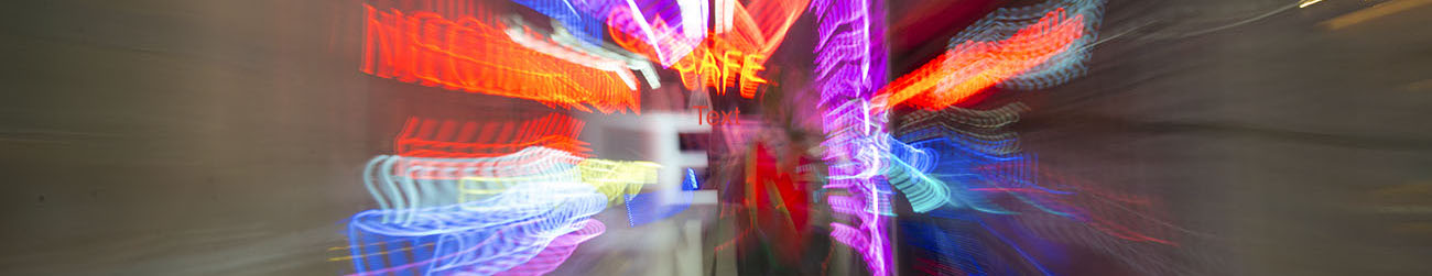 Ein Risszoom auf eine Neonreklame in Istanbul