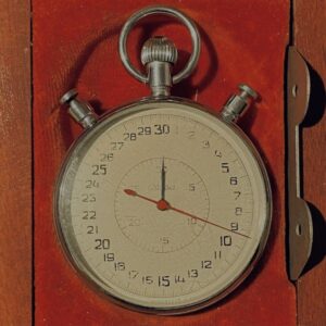 Eine alte Stoppuhr in einer rotsamtenen Schatulle