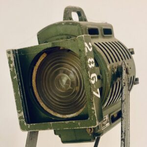 Ein Arri Baby-Filmscheinwerfer aus den 1950er Jahren, ausgeschaltet