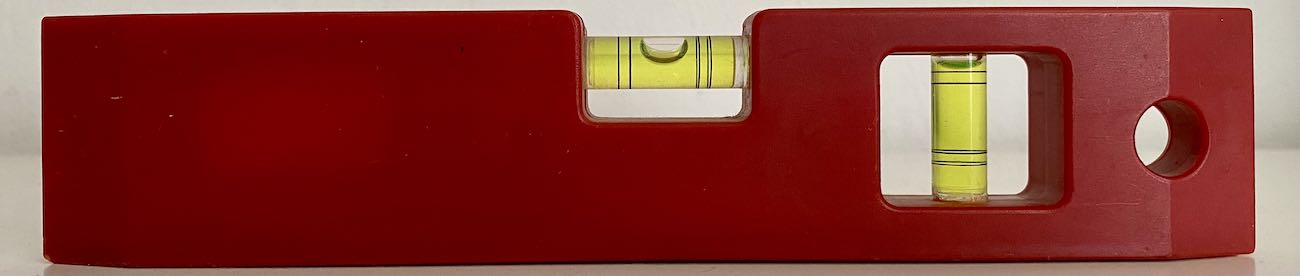 Eine rote Wasserwaage