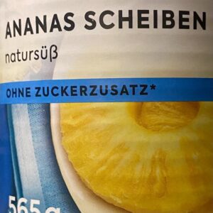 Ein Bildausschnitt einer Konservendose mit Ananasscheiben